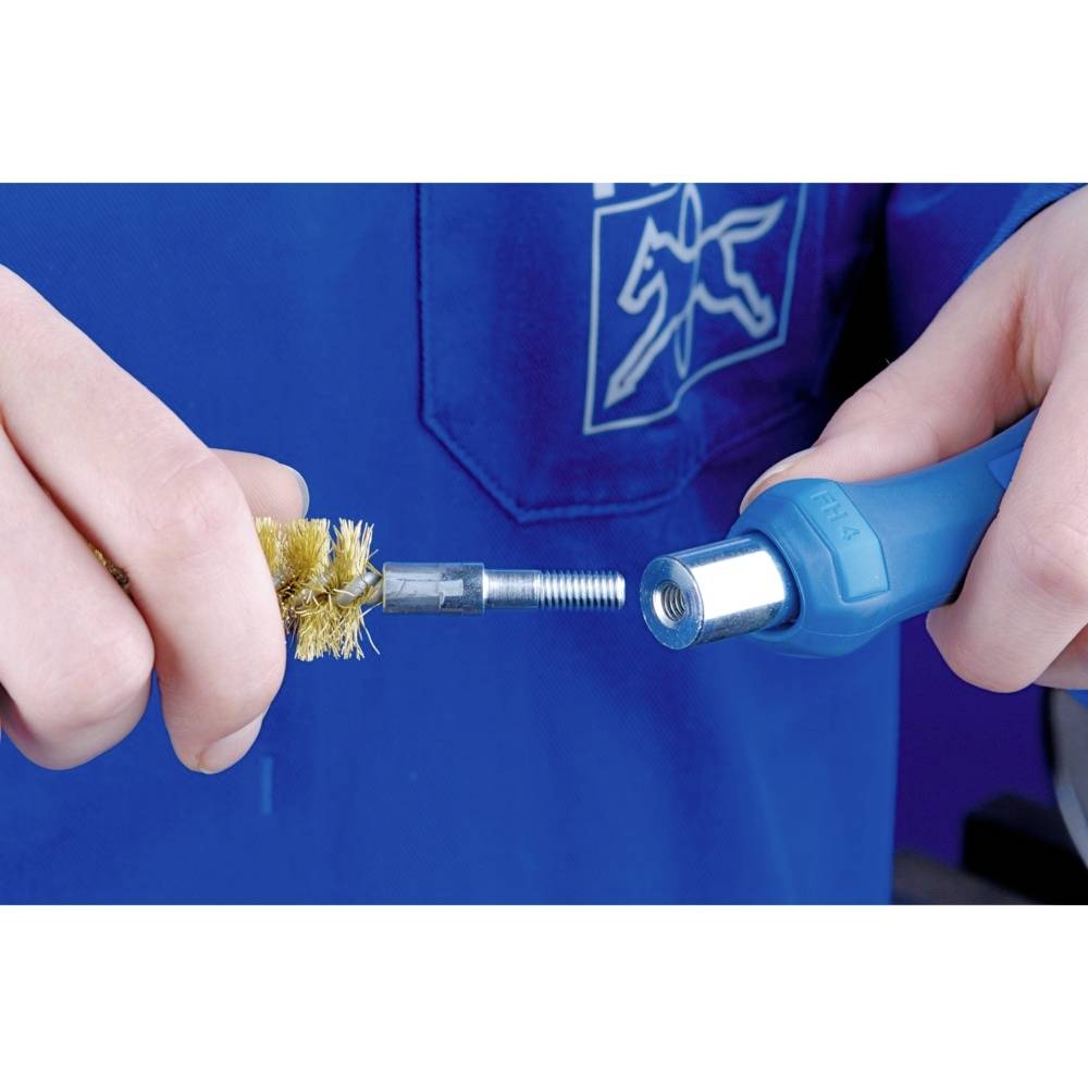 Eine Person hält ein Werkzeug mit einer blauen Abdeckung in der rechten Hand und eine Drahtbürste in der linken Hand.