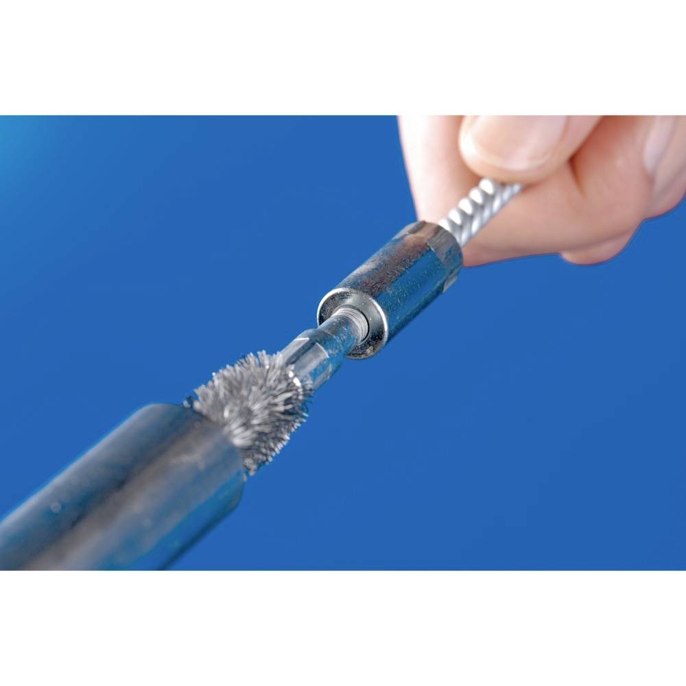 Eine Hand hält ein Kabel mit einer Metallbürste vor blauem Hintergrund.