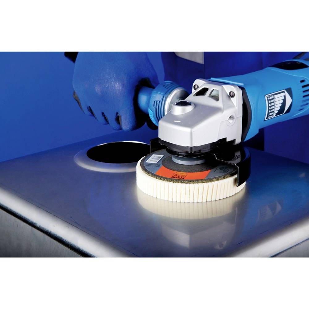Eine Person hält ein blaues Elektrowerkzeug mit einer weißen Polierscheibe über einer Metallfläche, bereit zur Politur.
