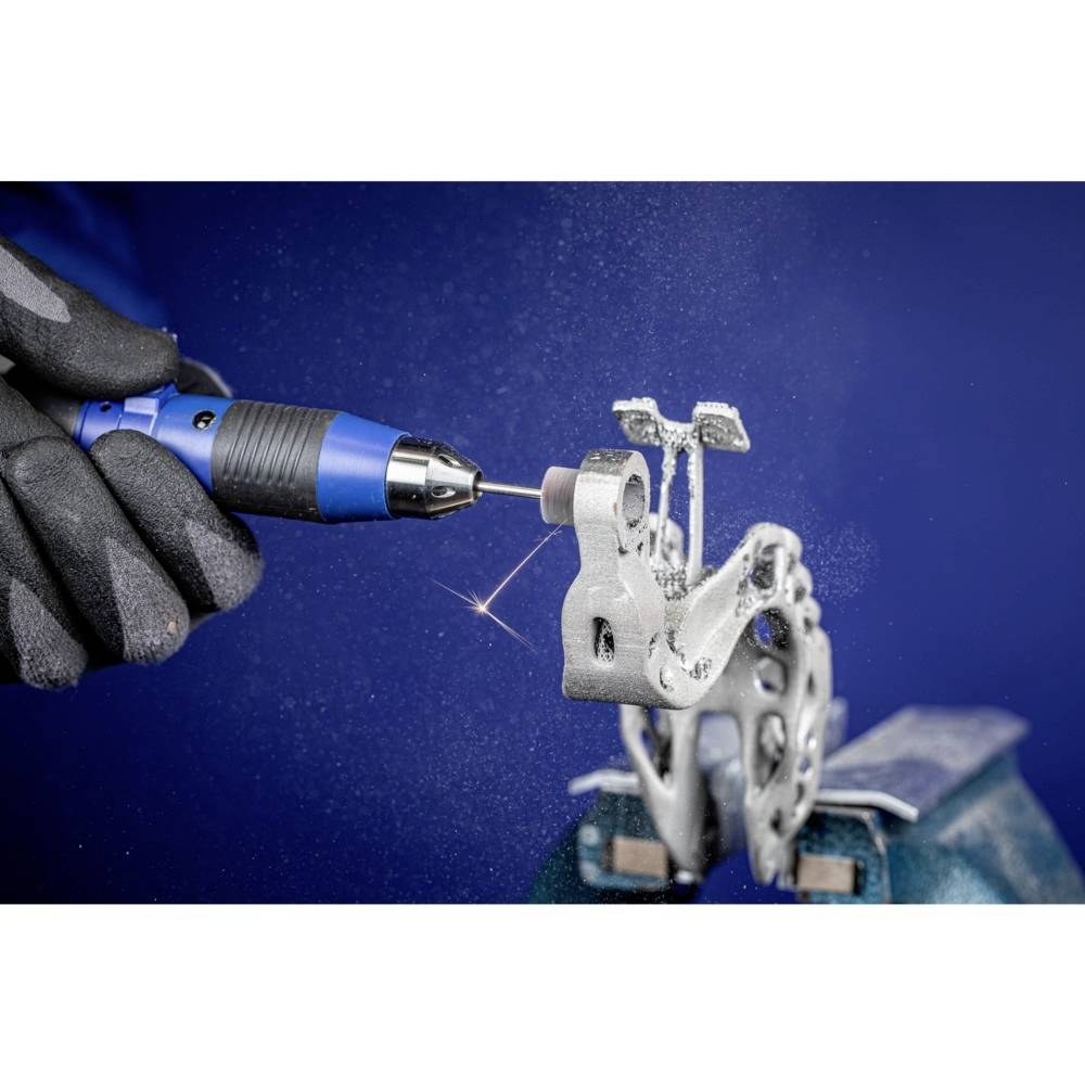 Eine Hand hält ein rotierendes Elektrowerkzeug, das Funken erzeugt, während es eine Metallstruktur bearbeitet.