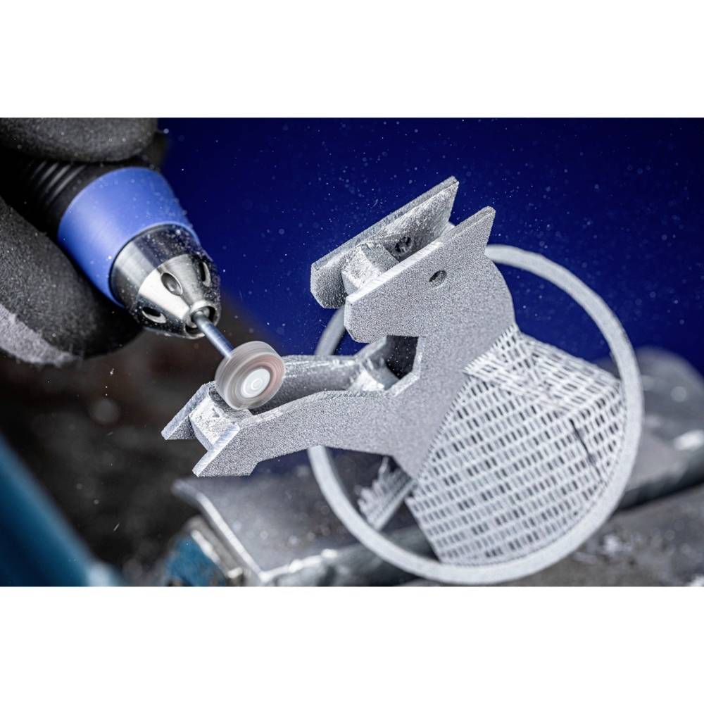 Eine glatte Metallskulptur in Form eines Pferdes wird von einer Person mit einem handgehaltenen Schleifwerkzeug poliert.