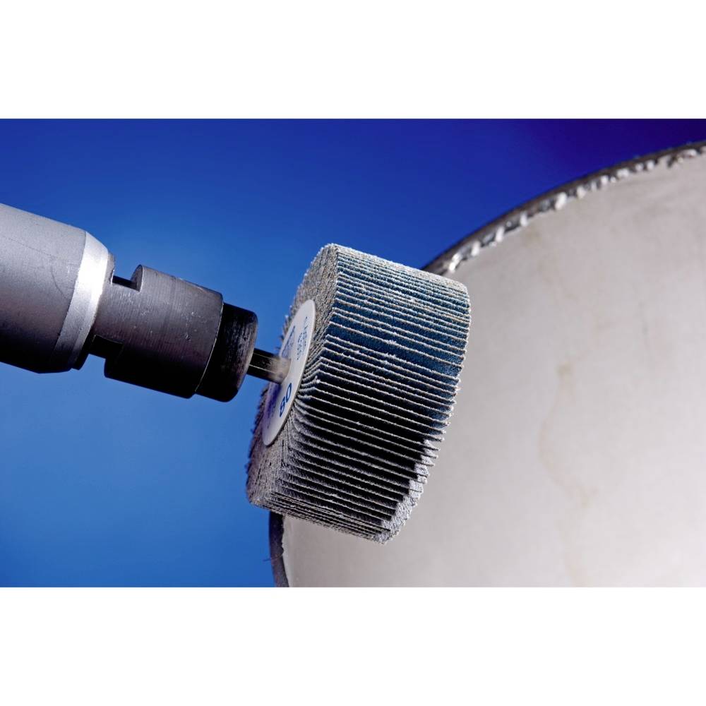 Ein Winkelschleifer mit Lamellenschleifer bearbeitet eine Metallfläche, blauer Hintergrund.