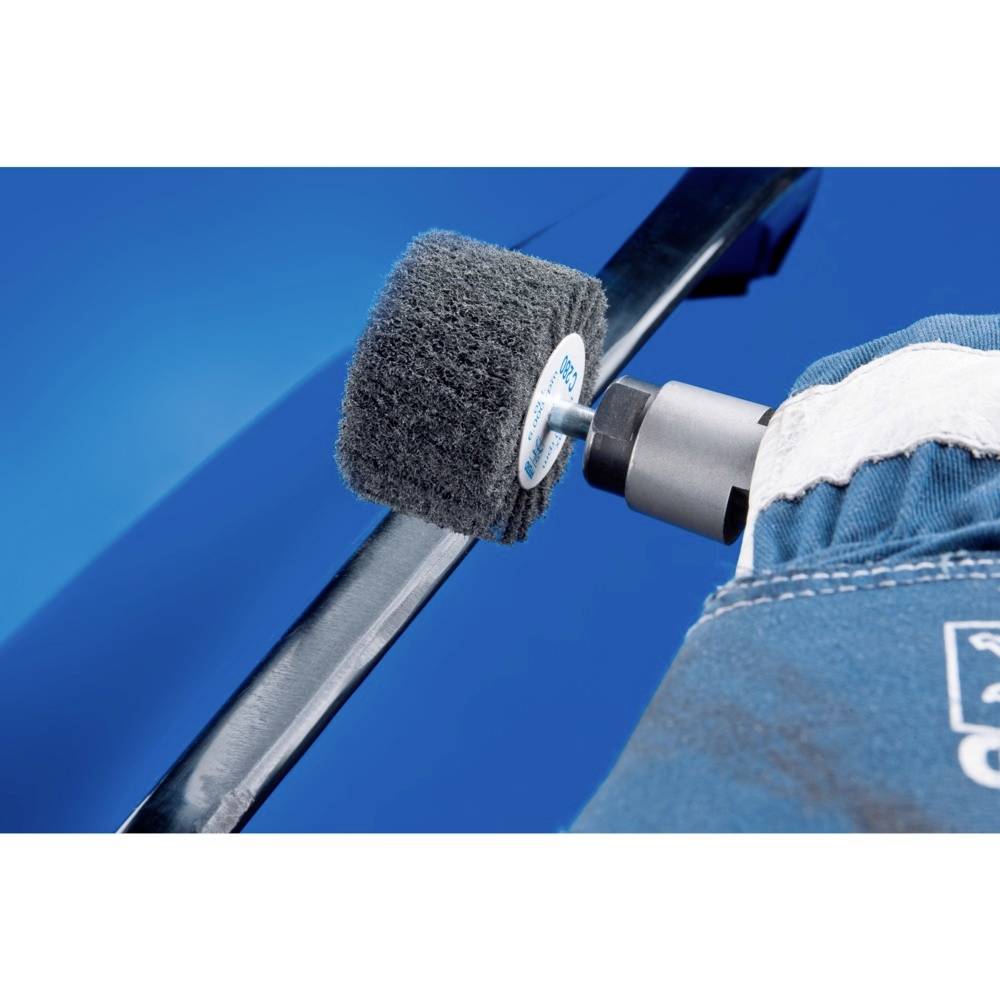 Eine elektrische Poliermaschine mit einem blauen Polierschwamm poliert eine glänzende Metalloberfläche.