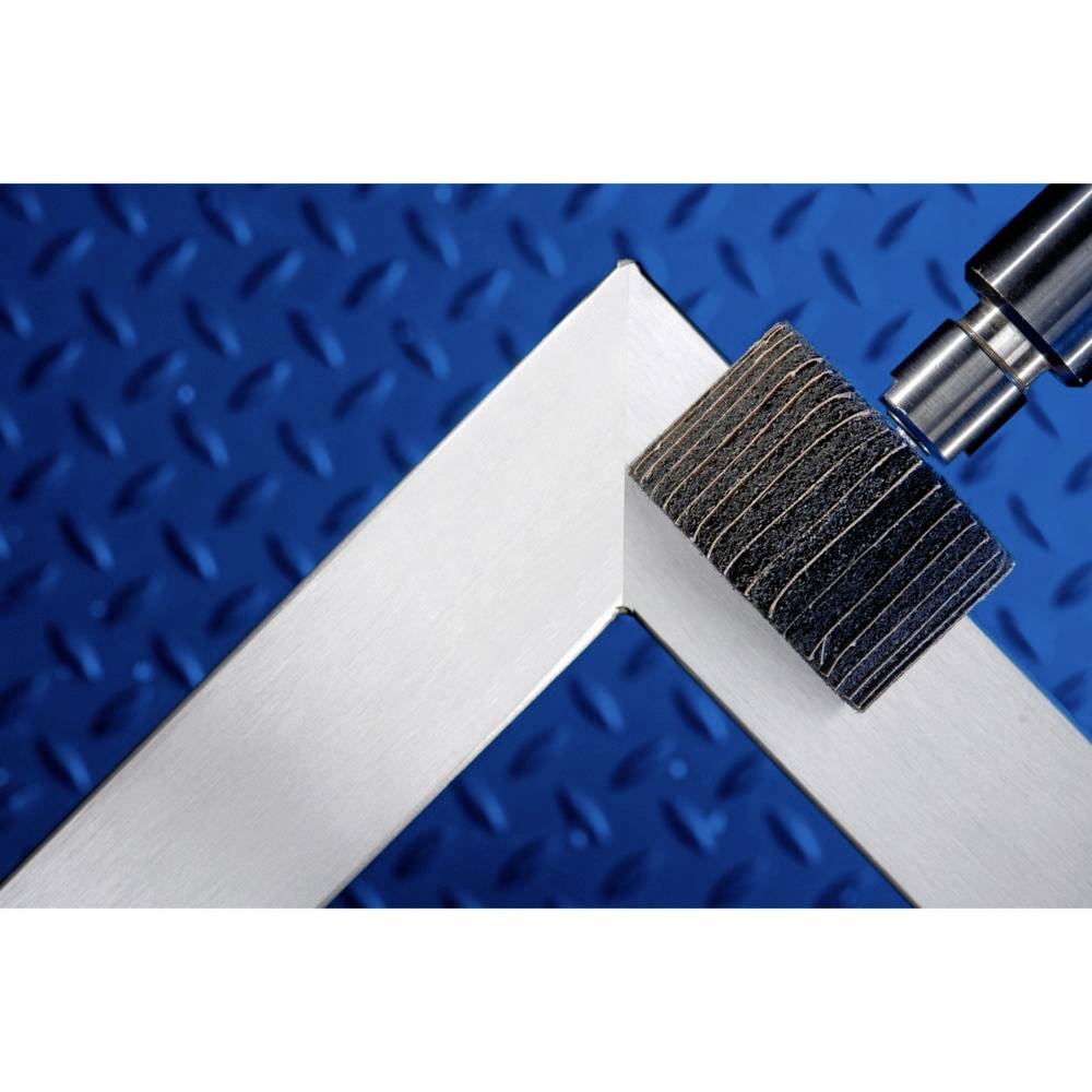 Ein rotierender Schleifaufsatz bearbeitet die Ecke eines Metallprofils vor blau strukturiertem Hintergrund.