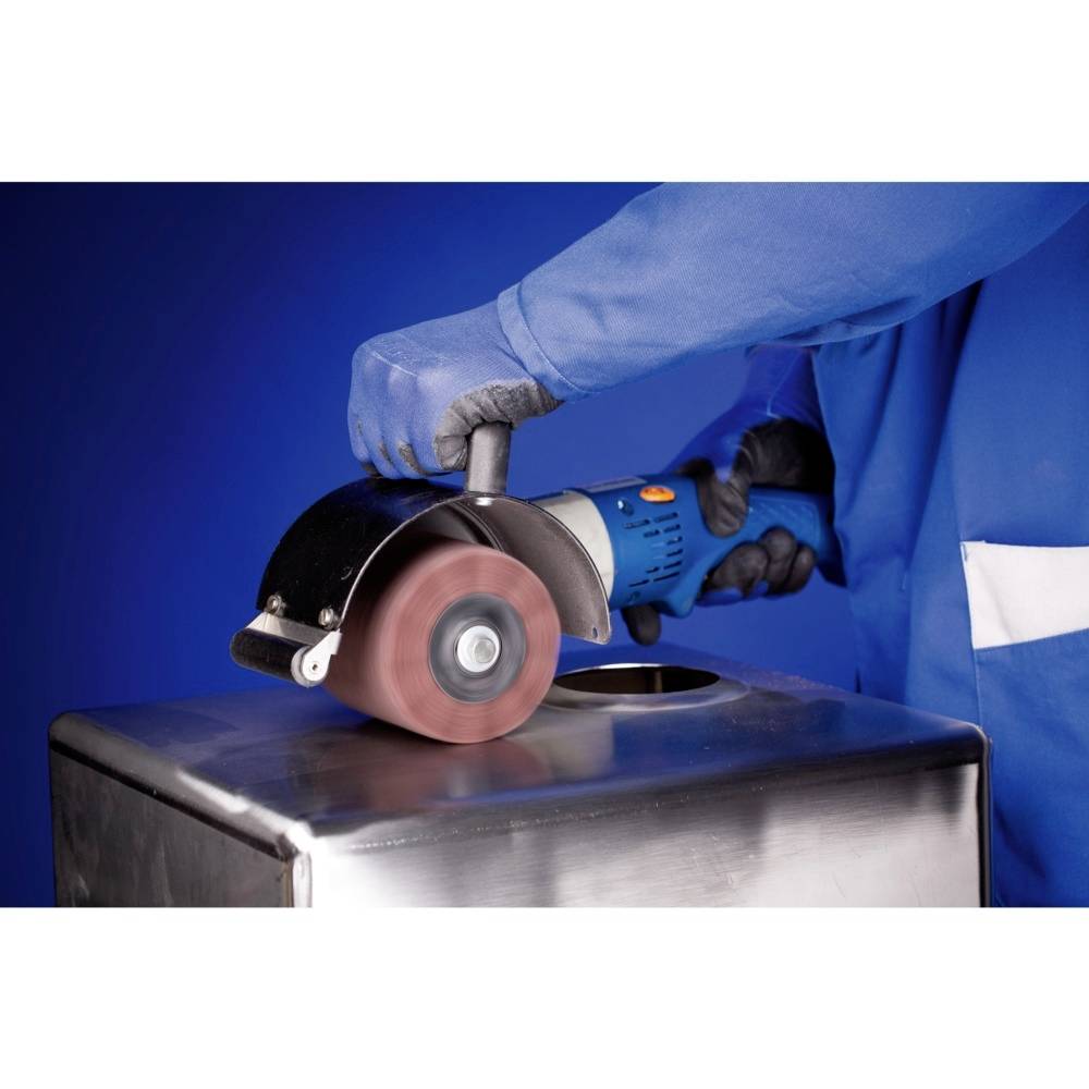 Eine Person in blauer Schutzkleidung schleift mit einem Winkelschleifer eine Metalloberfläche.