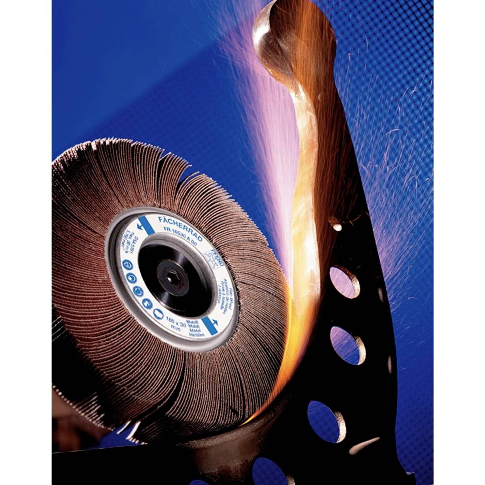 Ein Schleifrad bearbeitet Metall, Funken fliegen. Im Hintergrund ist ein blaues Gitter zu sehen.