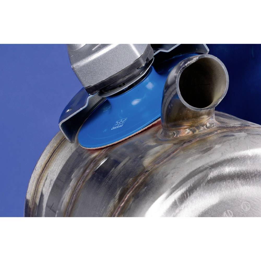 Ein Schleifwerkzeug bearbeitet eine metallische, runde Oberfläche. Das Werkzeug ist blau und befindet sich in Bewegung.