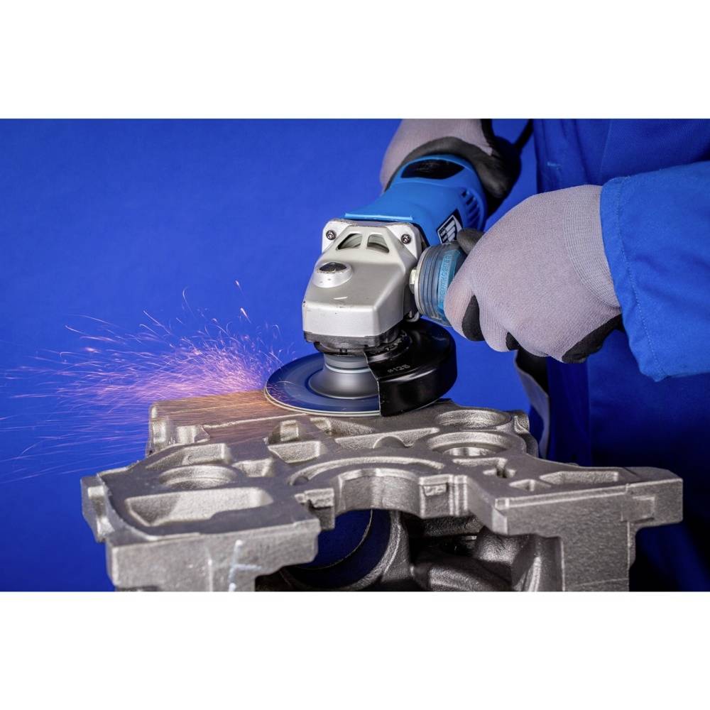 Eine Person in blauer Schutzkleidung schleift metallische Oberfläche mit einer Winkelschleifmaschine. Funken fliegen.