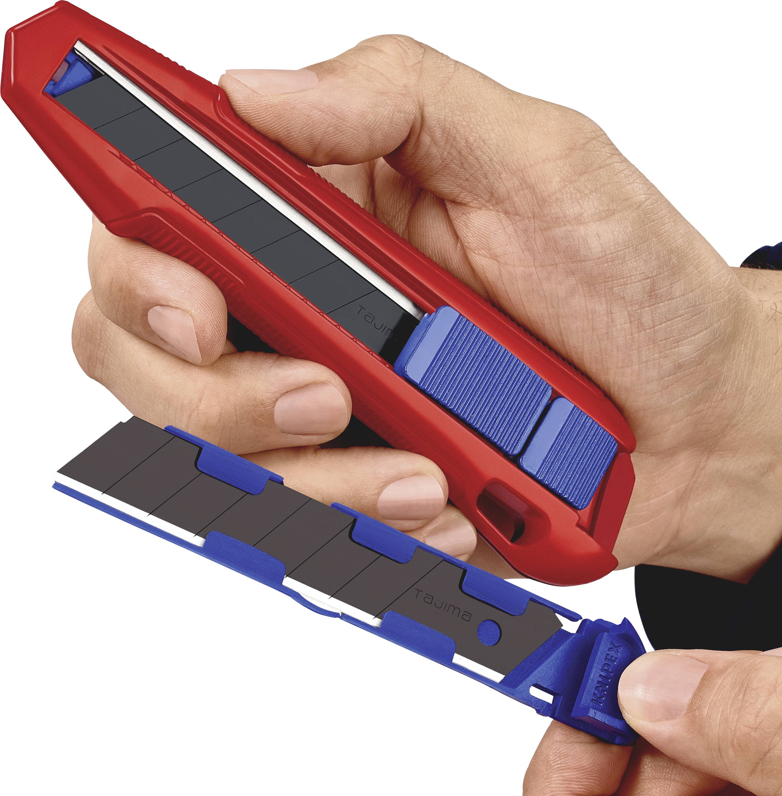 Eine Hand hält einen roten Cutter mit blauer Klinge, während die andere Hand eine Ersatzklinge zeigt.