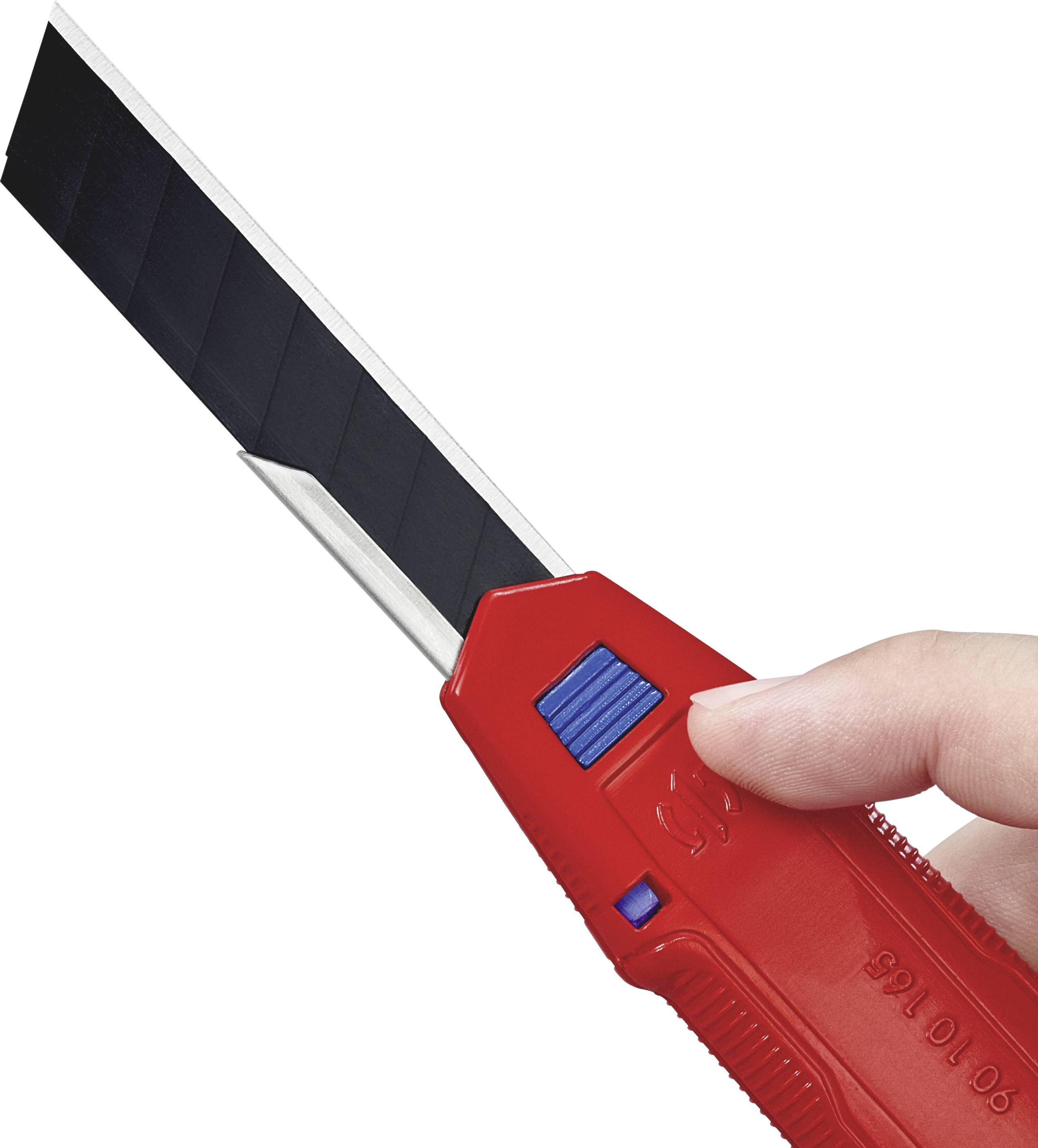 Eine Hand hält einen roten Cutter mit ausgefahrenem schwarzen Klingen. Die Klingenlänge kann mit einem blauen Schieber eingestellt werden.