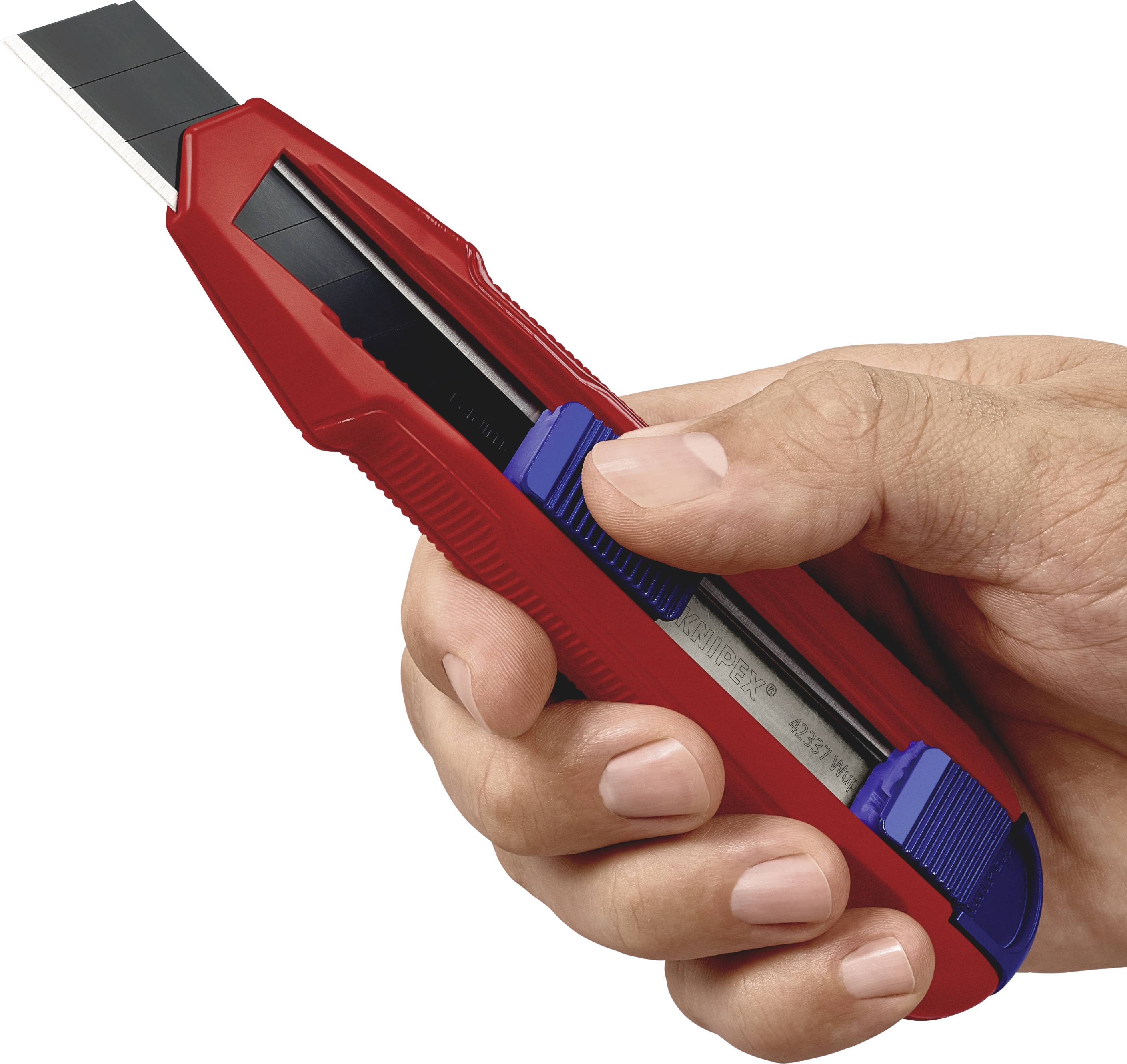 Eine Hand hält ein rotes Cutter-Messer mit ausgefahrener Klinge, bereit zum Schneiden.