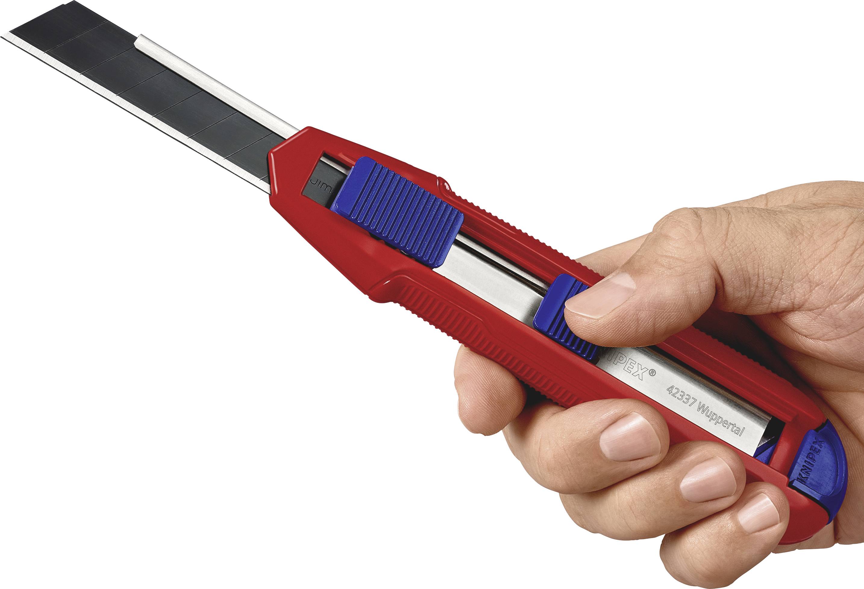 Nahaufnahme einer Hand, die einen roten Cutter hält.