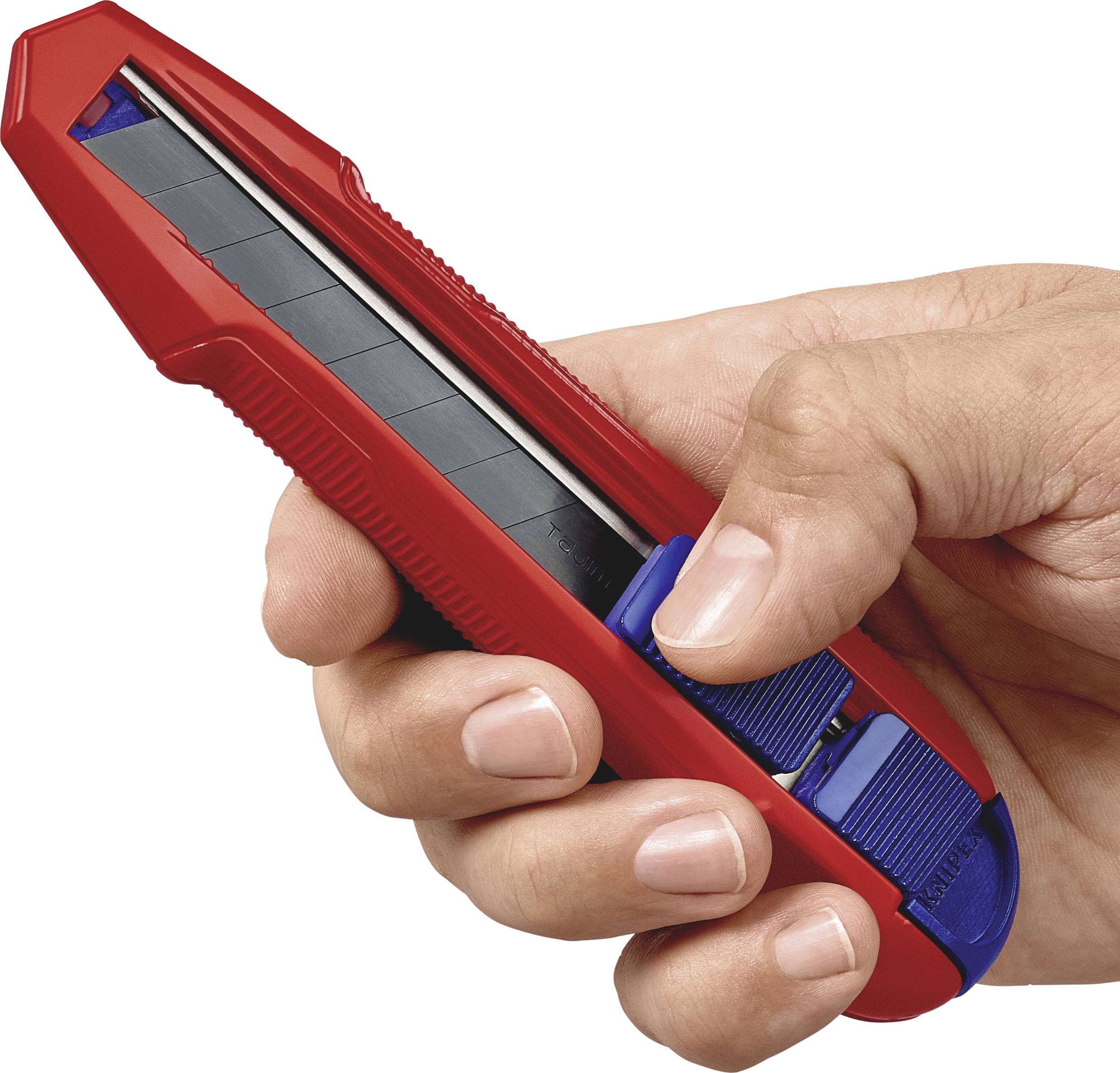Eine Hand hält einen roten Cutter mit blauer Schieber.
