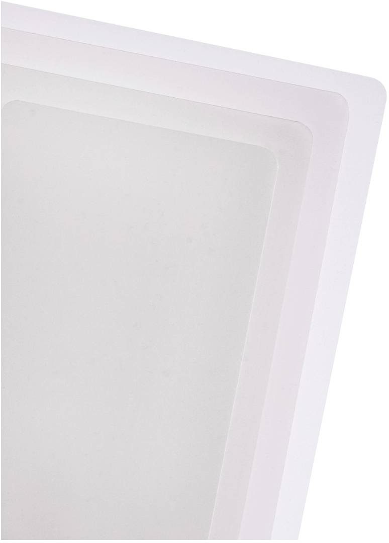 Weiße, übereinanderliegende Glasplatten mit abgerundeten Ecken, teils transparent, auf weißem Hintergrund.