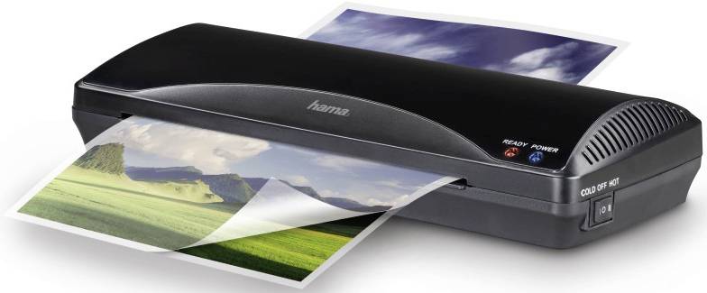 Ein Laminiergerät laminiert ein Landschaftsfoto. Das Gerät ist schwarz und auf dem Foto sind grüne Felder und blauer Himmel zu sehen.