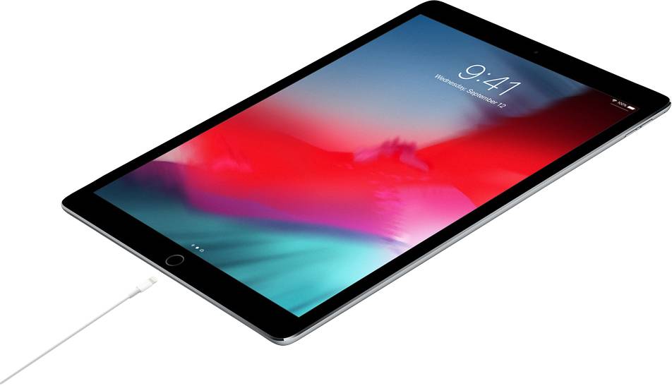 Tablet mit eingeschaltetem Display zeigt die Uhrzeit 9:41. Es wird über ein Ladekabel aufgeladen.