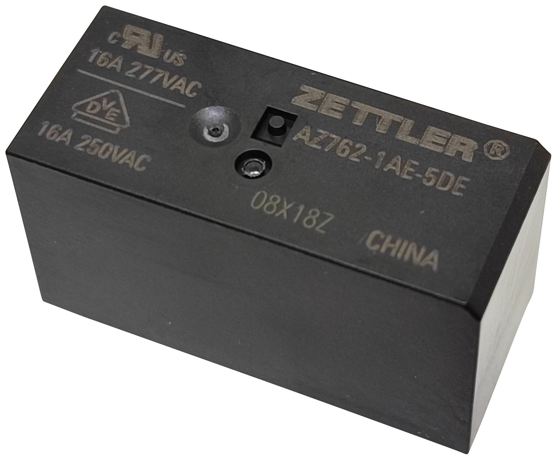Ein schwarzes Zettler-Relais, Modell AZ762-1AE-5DE, mit Aufschriften zu Spannung (16A 250VAC) und Ursprungsland (China).
