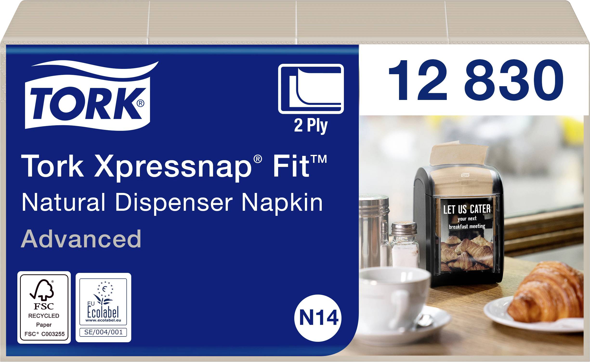 'Tork Xpressnap Fit' Serviettenpackung auf einem Tisch mit Kaffee und Croissant im Vordergrund. Geeignet für Spender, 2-lagig.