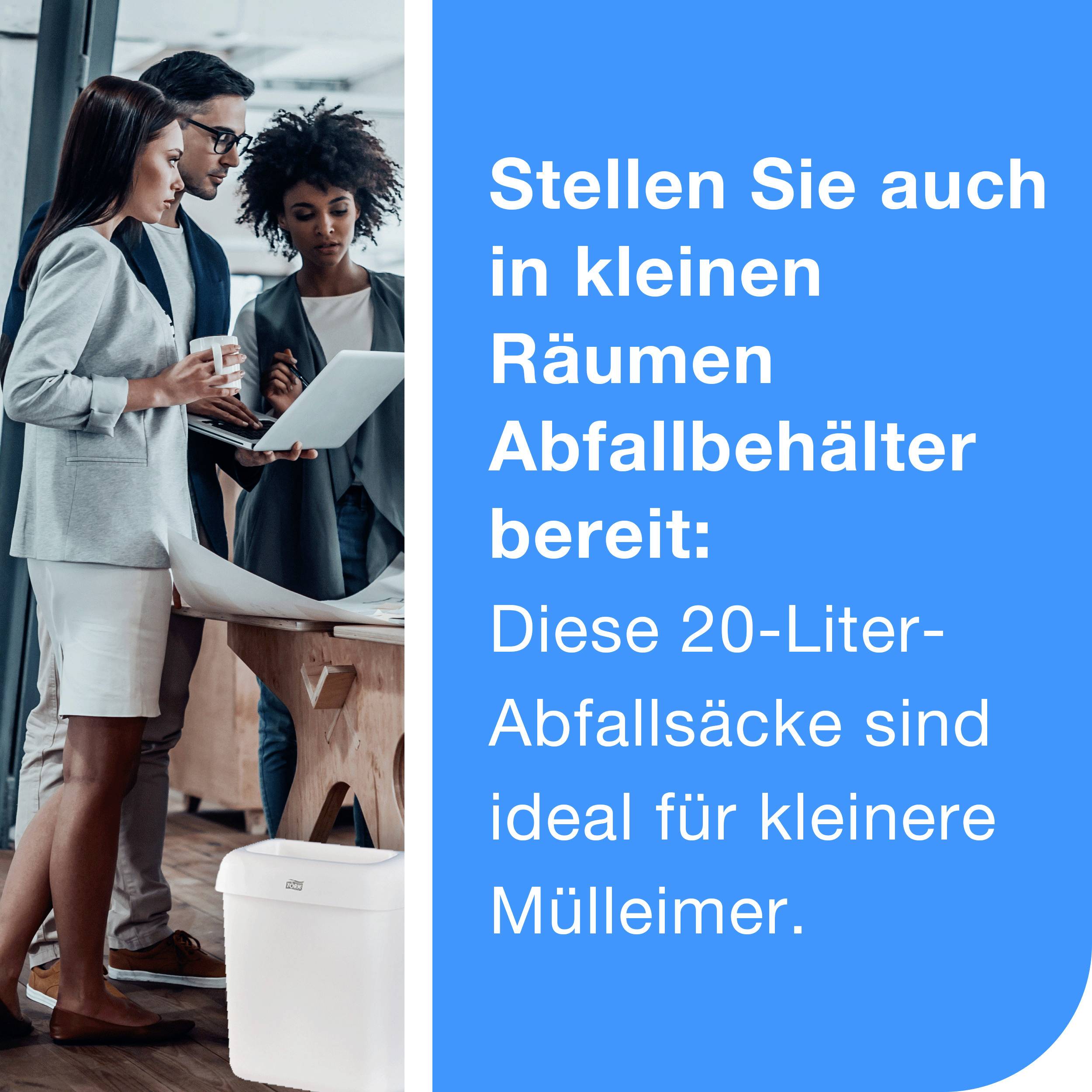 Personengruppe betrachtet Laptop und diskutiert. Text auf blauem Hintergrund: 'Stellen Sie auch in kleinen Räumen Abfallbehälter bereit'.