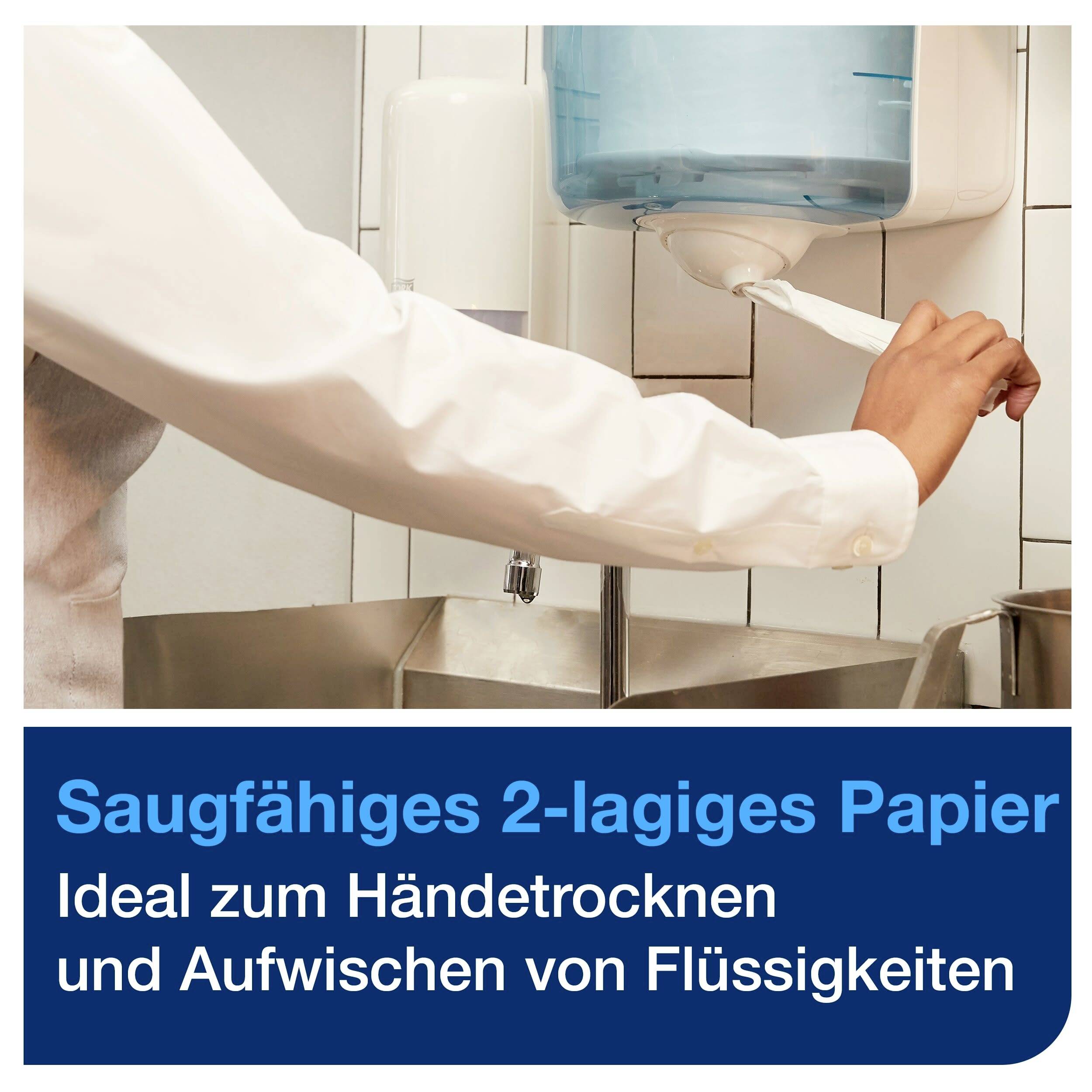 Eine Person zieht Papier aus einem Spender. Text: 'Saugfähiges 2-lagiges Papier. Ideal zum Händetrocknen und Aufwischen von Flüssigkeiten.'