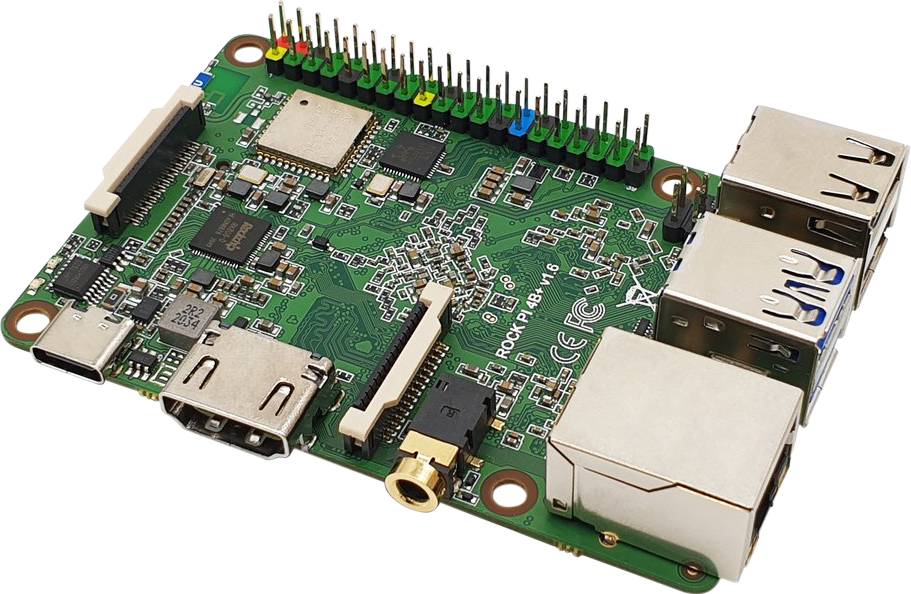 Eine grüne Leiterplatte mit elektronischen Bauteilen, mehreren Anschlusssteckplätzen und einem USB-Port-Cluster; typisches Einplatinen-Computerdesign.