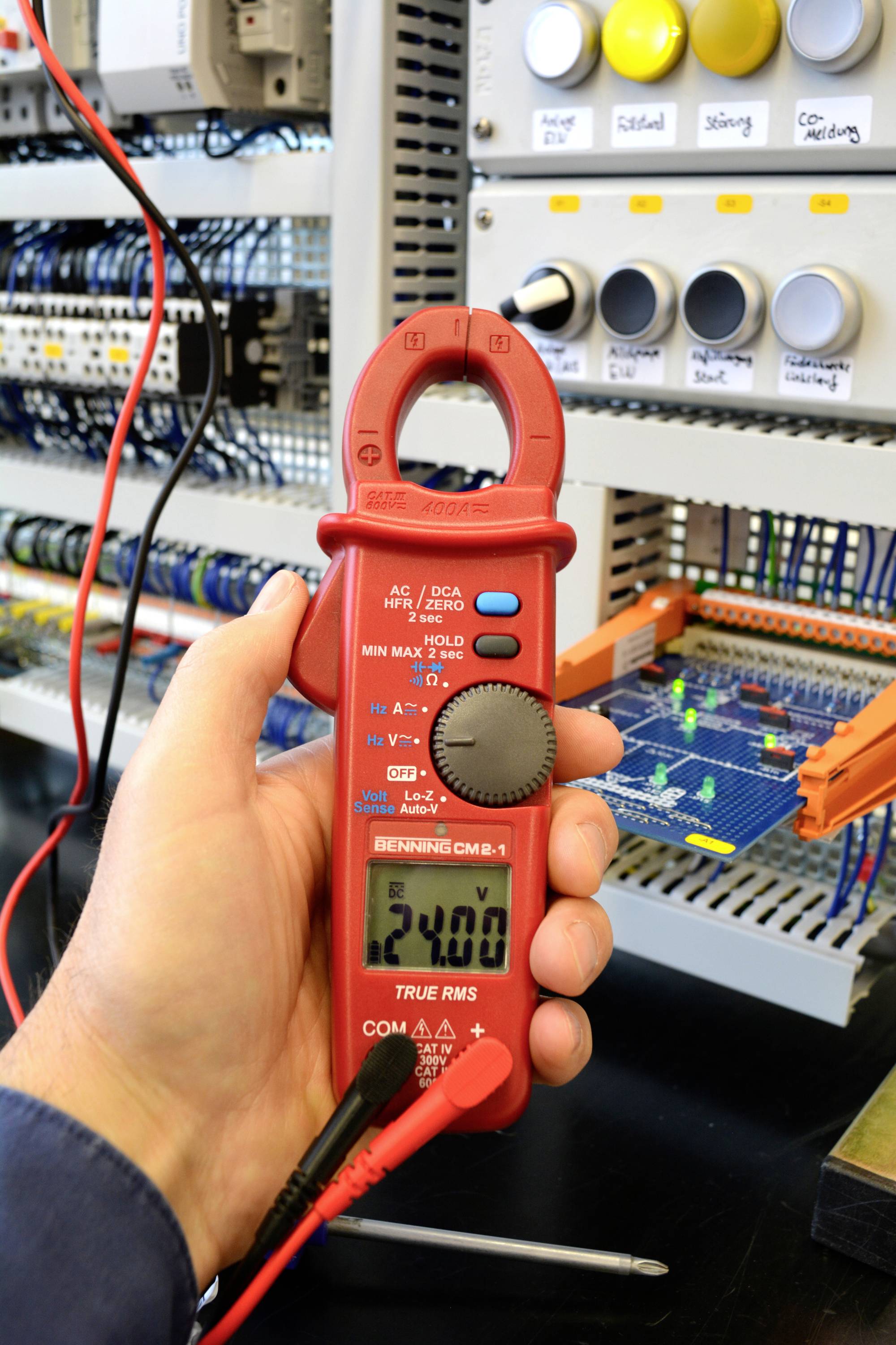 Benning CM 2-1 Stromzange, Hand-Multimeter digital LoZ CAT IV 300 V, CAT III 600V Anzeige (Counts): 4000