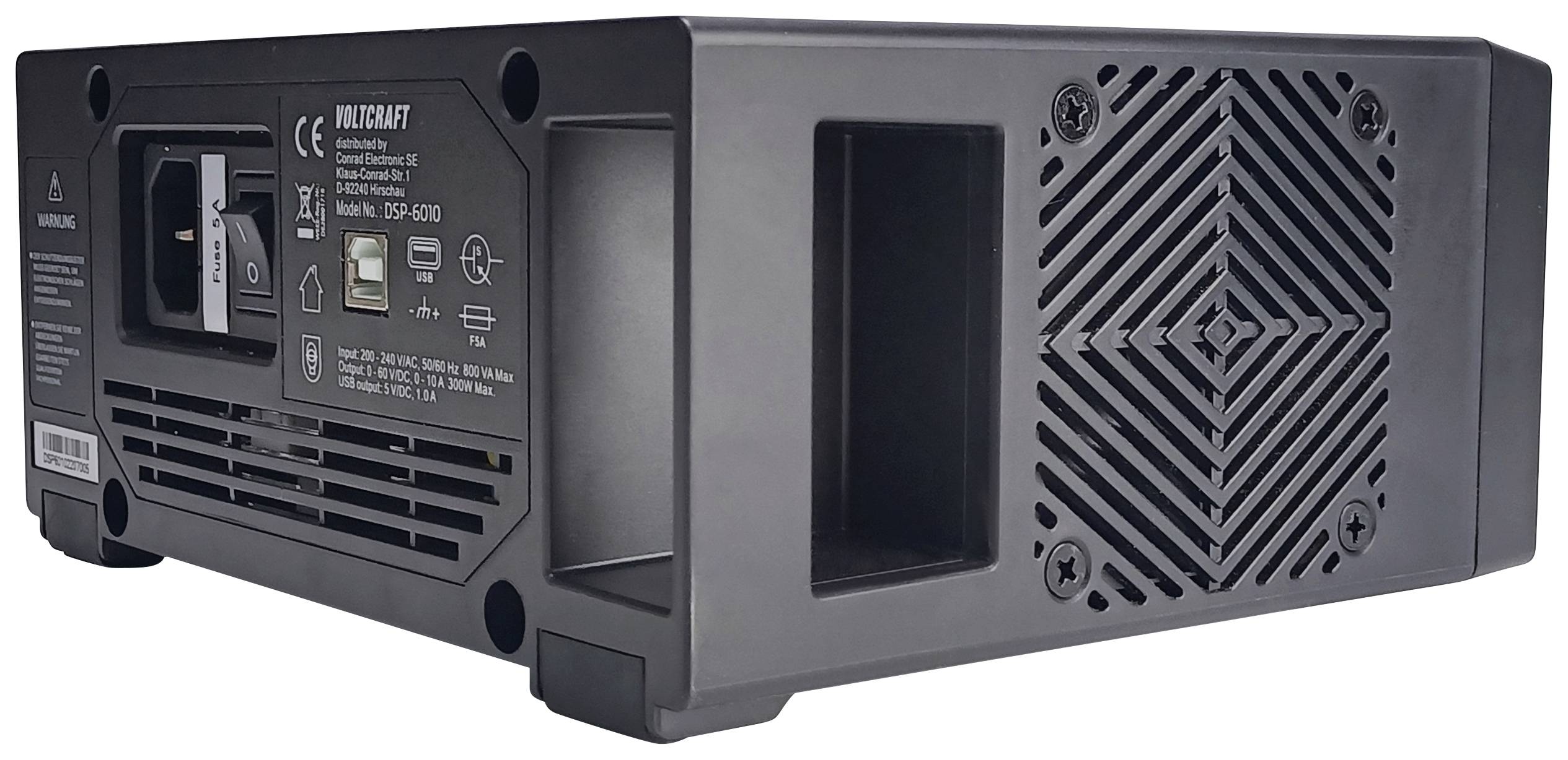 Ein schwarzes, rechteckiges elektronisches Gerät mit Belüftungsschlitzen und einer Steckdose. Rückseite mit Anschlüssen und Schaltern.