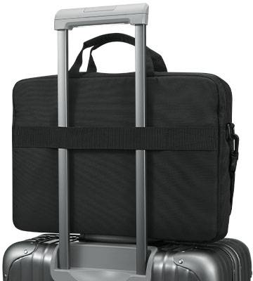 Eine schwarze Laptoptasche wird auf einem Trolley befestigt. Die Teleskopgriffe des Koffers fixieren die Tasche sicher an ihrem Platz.