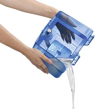 Eine Person hält einen blauen Wasserbehälter und gießt Wasser aus einem Ausguss. Der Behälter ist transparent und halbleer.