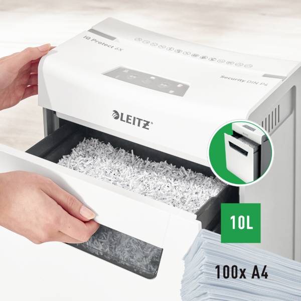 Ein Aktenvernichter der Marke Leitz zerkleinert Papier zu winzigen Streifen. Ein Stapel von 100 A4-Blättern wird geschreddert.
