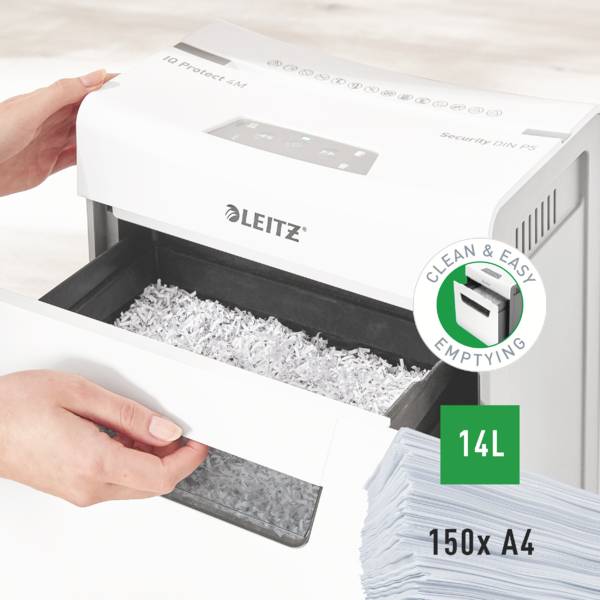 Eine Hand öffnet den Papierkorb eines Aktenvernichters, der mit Papierstreifen gefüllt ist. Text: '14L, 150x A4'.