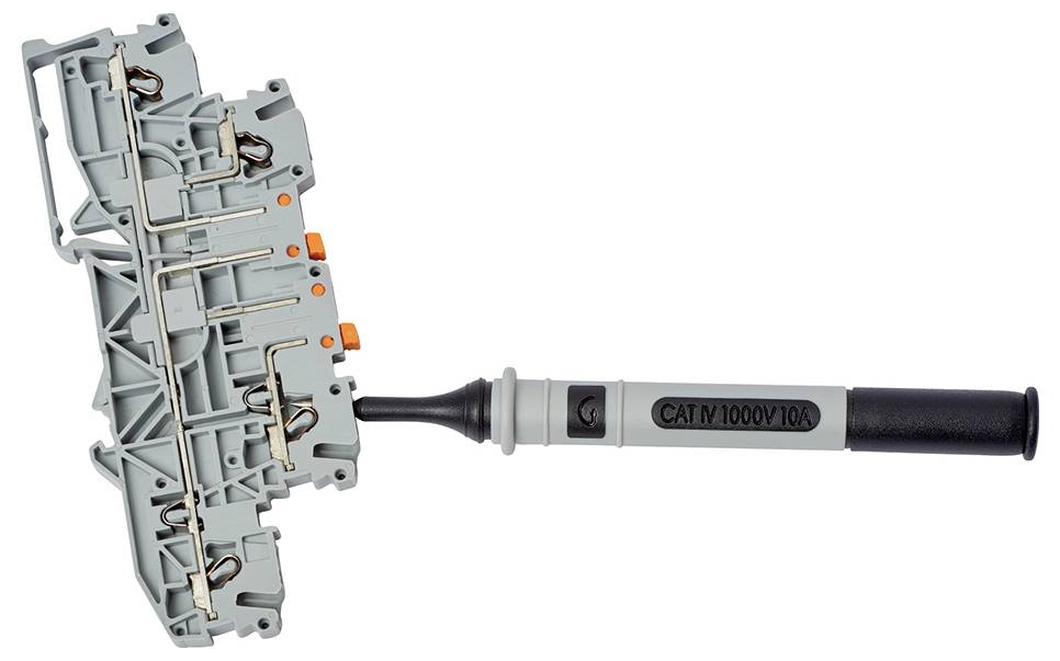'Isolationsmessadapter für Reihenklemmen' mit grauer Halterung und schwarzem Griff, verwendet für elektrische Sicherheitstests.