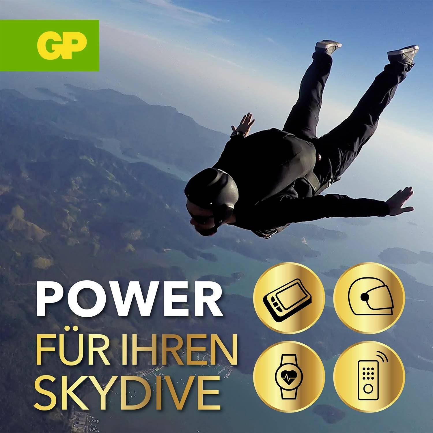 Werbeschild mit Fallschirmspringer über Bergen und dem Text 'POWER FÜR IHREN SKYDIVE'; dazu vier goldene Symbole für Gerät und Ausstattung.