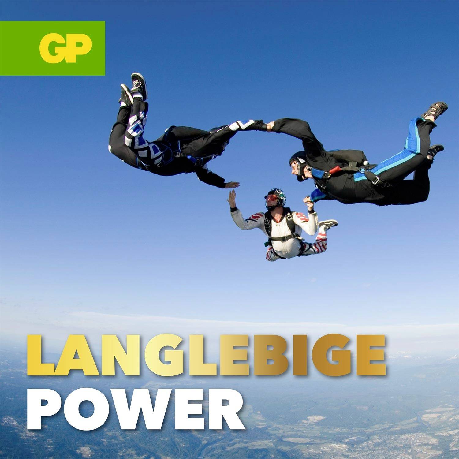 Drei Fallschirmspringer im freien Fall über Landschaft; Werbeplakat mit GP-Logo und dem Text 'LANGLEBIGE POWER'.