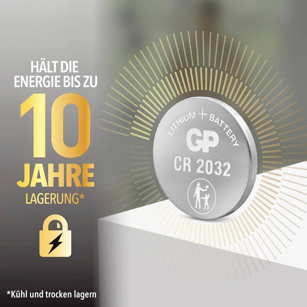Werbegrafik einer GP Lithium-Batterie CR2032 mit Text: 'Hält die Energie bis zu 10 Jahre Lagerung*', Hinweis 'Kühl und trocken lagern'.