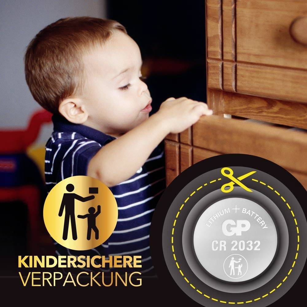Kleines Kind öffnet Schublade; daneben Symbol und Knopfzelle CR2032 mit Text 'Kindersichere Verpackung'.