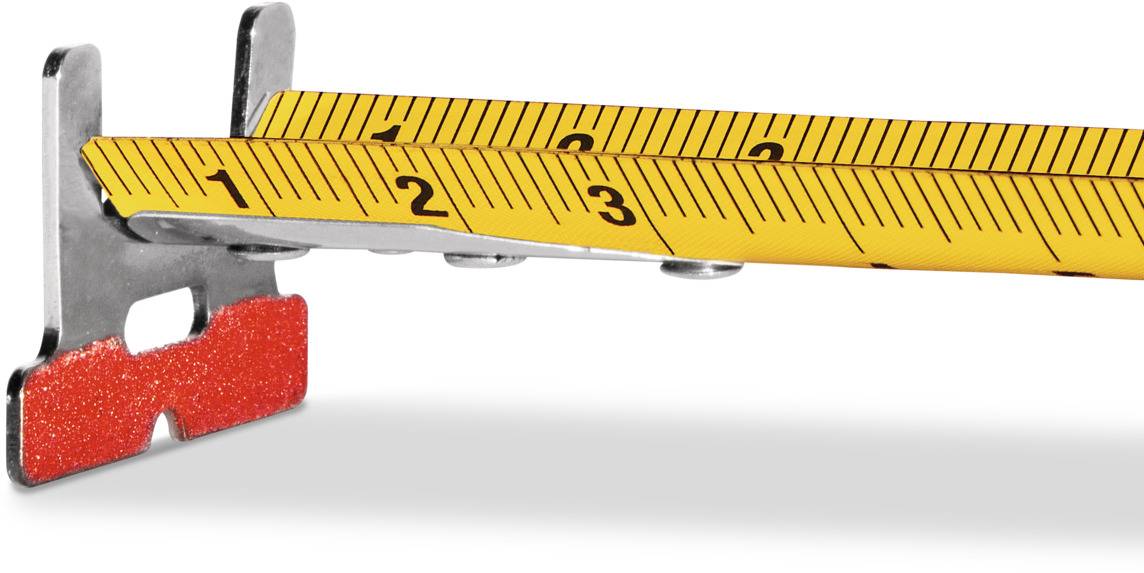 Ein gelbes Maßband in Zoll wird von einem Wandhalter mit rotem Gummiende herausgezogen.