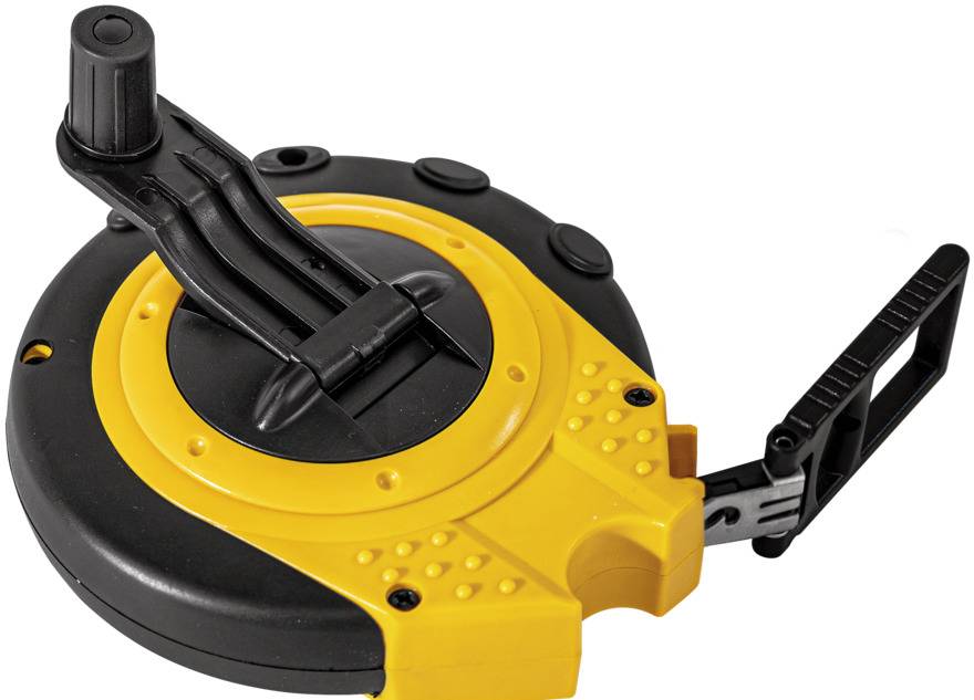 Gelbes und schwarzes Maßband mit Griff, aufgerollt und bereit für den Gebrauch.