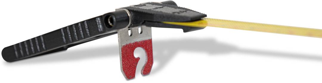 Ein Spannsystem mit schwarzem Hebel und rotem Basisteil, das ein gelbes Materialband hält. Verwendet in Anwendungen zur Sicherung von Objekten.