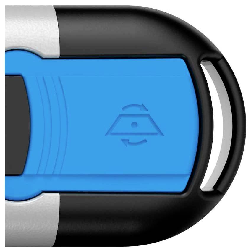 Ein blauer USB-Stick mit schwarzer und silberner Umrandung. Ein Recycling-Symbol ist in die Oberfläche eingraviert.