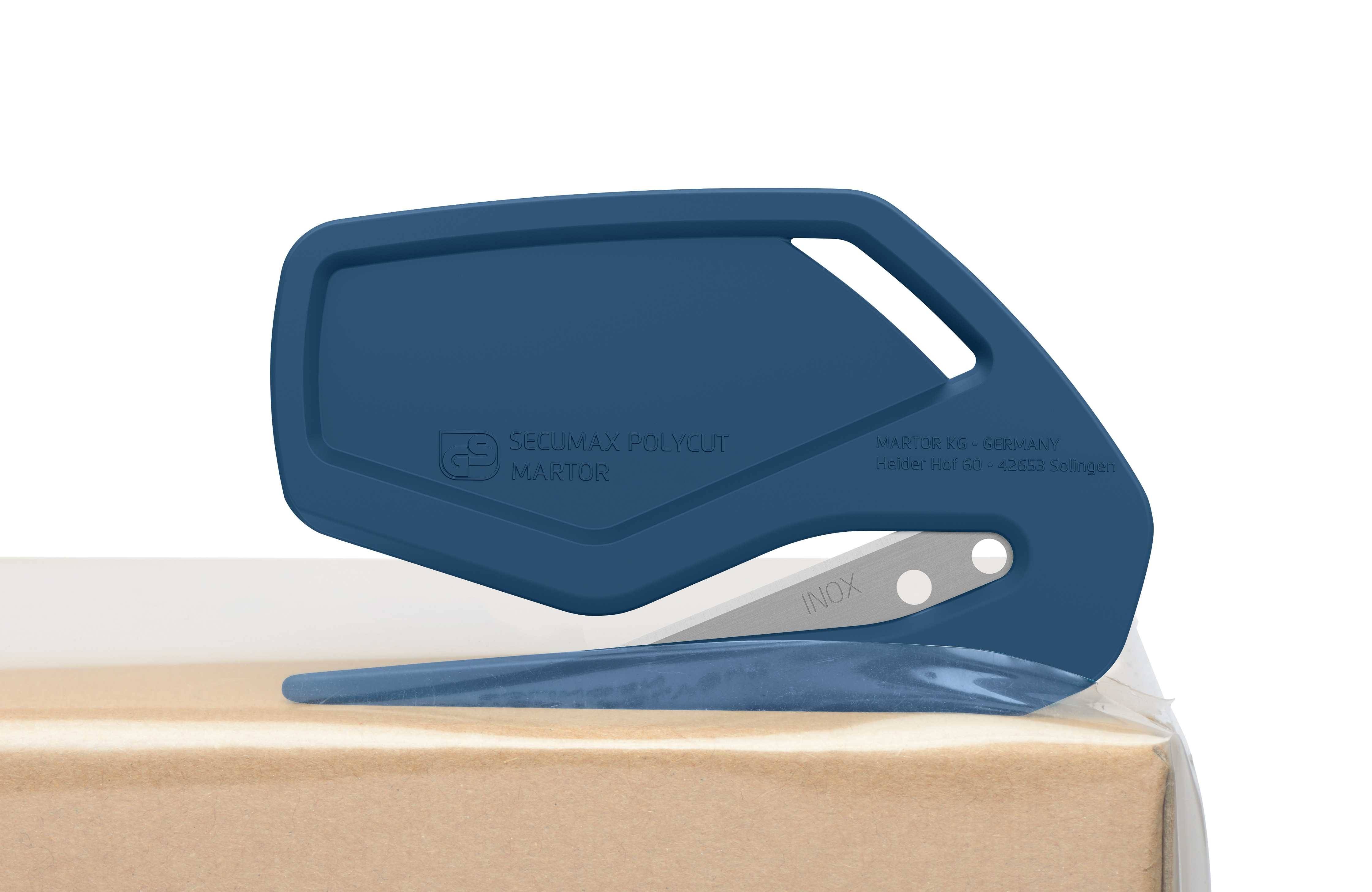 Blauer Sicherheitskartonschneider mit ergonomischem Griff, liegend auf einem Karton. Klinge ist zum sicheren Schneiden ausgelegt.