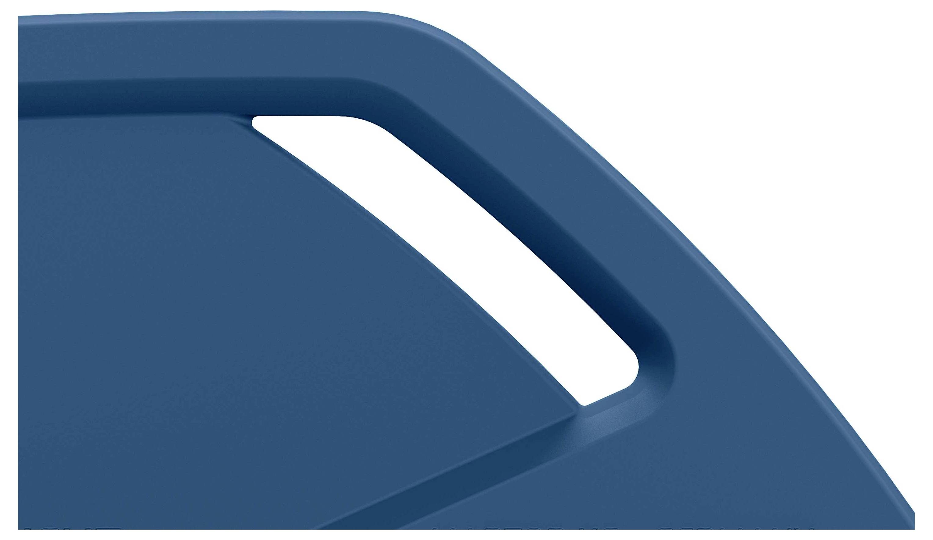 Ein blauer Kunststoffgriff mit einem schrägen Winkel und einer rechteckigen Aussparung.