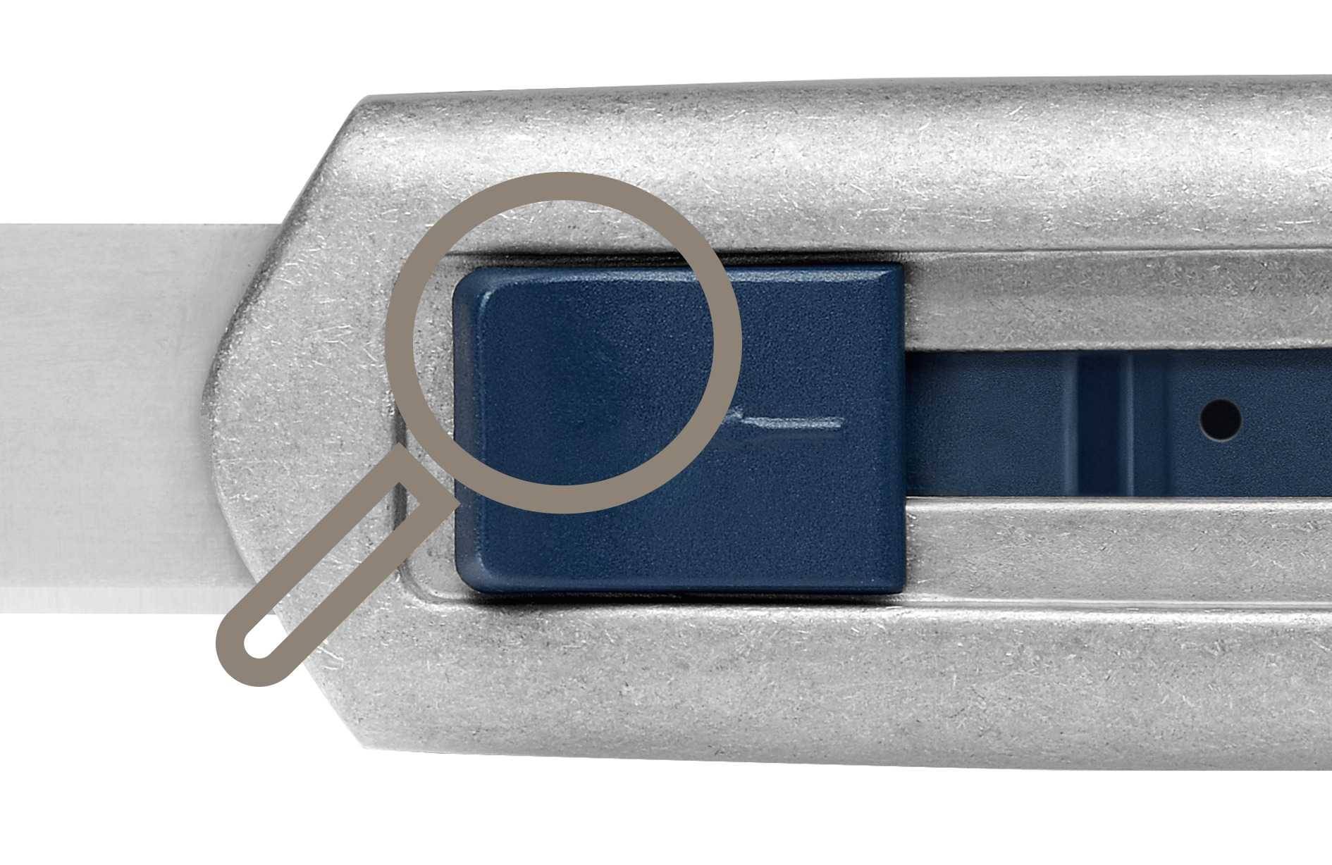 Detailaufnahme eines blauen Druckknopfes an einem Metallobjekt, daneben eine Lupe.