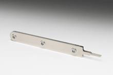 Metallstab mit drei sichtbaren Schrauben, abgeflachter Spitze und zweifarbiger Hintergrund. Eignet sich zum justieren oder montieren.