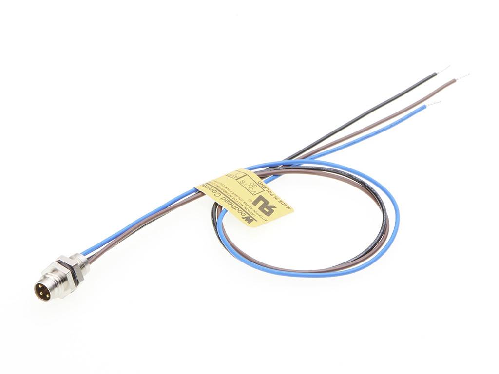 Ein Kabel mit einem Metallstecker und drei herausragenden Drähten in Schwarz, Blau und Rot. Ein gelbes Etikett ist am Kabel befestigt.