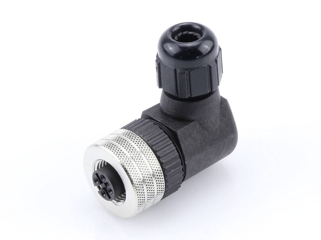 Ein schwarzer Winkelstecker mit einer silbernen Metallkante, geeignet für elektrische Verbindungen, auf weißem Hintergrund.