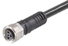 Schwarzer 4-poliger Kabelstecker mit gerändeltem Metallgehäuse und Kunststoffgriff.