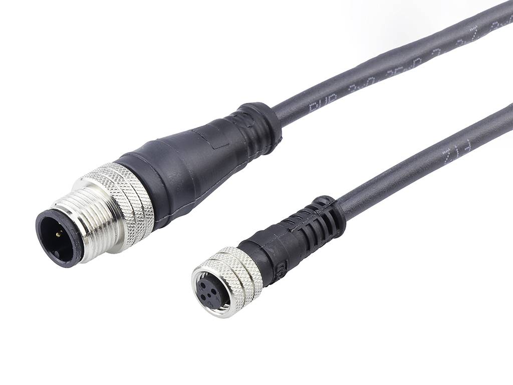 Zwei Kabel mit runden Steckern nebeneinander, eines mit größerem Durchmesser. Die Stecker haben sichtbare Metallgewinde.