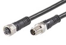 Ein schwarz-silbernes Kabel mit zwei Steckern: links ein vierpoliger Stecker, rechts ein dreipoliger Stecker.