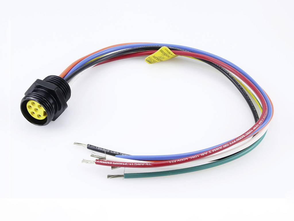 Kabel mit Stecker und vier farbigen Drähten: rot, blau, grün und schwarz. Geeignet für elektrische Verbindungen.